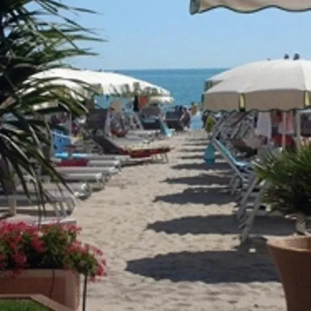 ホテル Hotel Torremaura Fronte Mare Con Beach Club ミラノ・マリッティマ