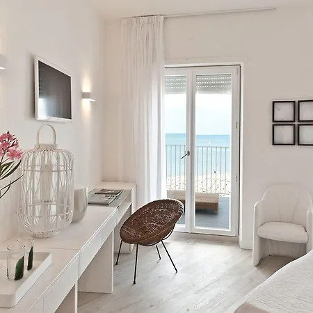 ホテル Hotel Torremaura Fronte Mare Con Beach Club ミラノ・マリッティマ